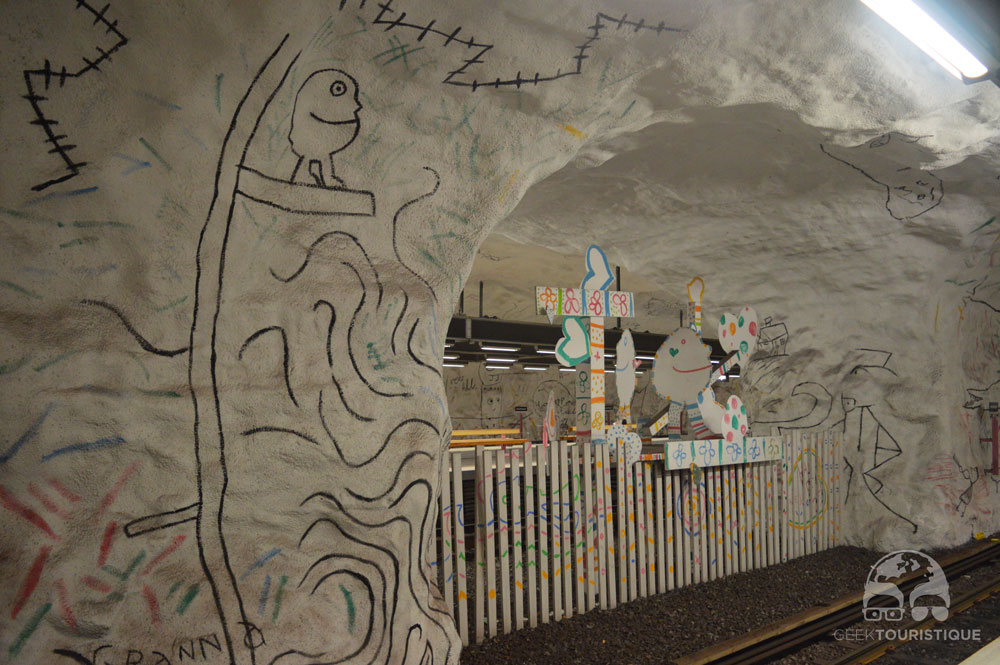 Suède - Panneau Skola et graffiti à Gamla Stan -  - Récits  de voyages et photos du monde